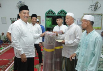 Sekda Kab. Asahan, Taufik ZA saat menyerahkan bantuan kepada Ketua BKM Mesjid Al Hidayah