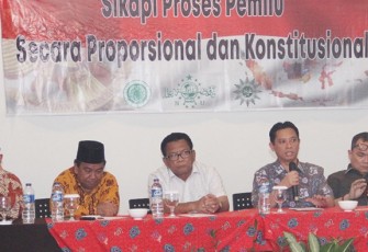 Ketua KPU Provinsi Irwan Saputra Saat Konferensi Pers Bersama NU, MUI, Muhammadiyah dan Bawaslu Provinsi Bengkulu