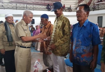 Plt Bupati Asahan Surya Berikan Bantuan Kepada 1000 Duafa 
