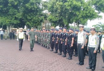 Pemimpin Apel Letkol Inf Sri Marantika Beru Saat Mengecek Pasukan Dalam Apel Gelar Pasukan Operasi Ketupat Toba 2019 di Lapangan Polres Asahan