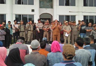  Sekretaris Daerah Kabupaten Asahan Taufik ZA Menemui Para Pendemo 