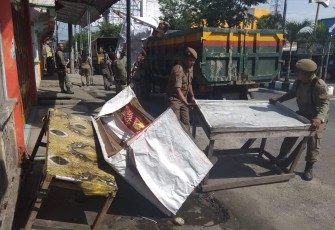 Petugas Satpol PP Melakukan Penertiban Pedagang Kaki Lima 