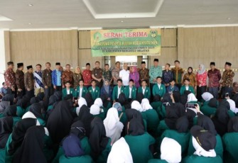 Bupati Bengkulu Selatan Gusnan Mulyadi Foto Bersama Mahasiswa KKN IAIN 