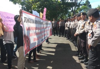 Puluhan Pendemo Lakukan Aksi di Depan Kantor Wali Kota Bengkulu 