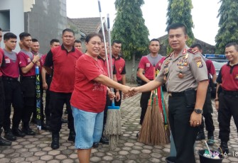 Kapolda Bengkulu Brigjen Pol Supratman Berikan Alat Kebersihan Kepada Pengurus Gereja GKII
