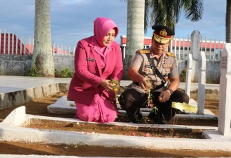 Kapolda Bengkulu Brigjen Pol. Drs. Supratman, MH Melakukan Tabur Bunga 