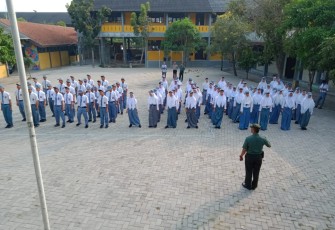 Dansatgas TMMD kronjo berikan pembinaa para pelajar blukbuk