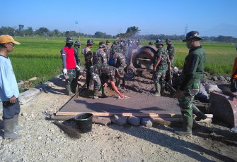 TNI Bersama Warga Gugur Gunung Kebut Betonisasi Jalan