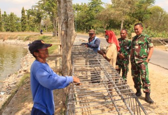 Dandim 0723/Klaten Cek pembuatan Jembatan Satgas TMMD Reg ke 105 di Jimbung
