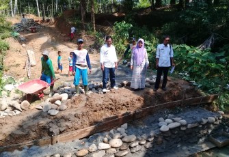 Kepala Desa Suka Banjar Nurlian Efendi Pantau Lokasi Pembangunan