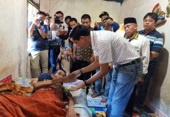 Bupati Kaur Kunjungi Warganya yang Sedang Sakit dan Berikan Bantuan