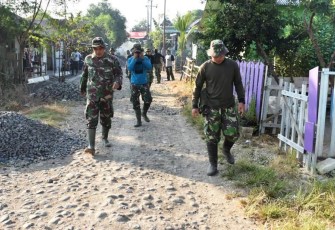 Dengan Berjalan kaki menuju lokasi TMMD jadi ajang silahturahim