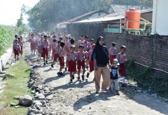 Warga dan murid Sekolah nikmati akses jalan TMMD Tegal