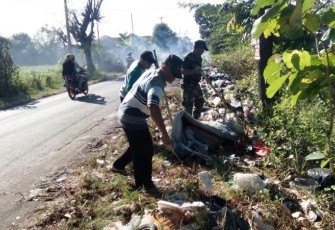 Satgas TMMD Tegal lakukan bersih sampah pinggir jalan desa