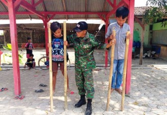 Egrang Permainan Tradisional jadi alat komunikasi Satgas TMMD dengan Masyarakat