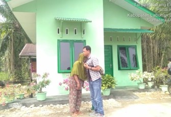 Tangis Haru Ibu Sarinem Sembari Ucapkan Terimakasih Kepada Dandim Santoso