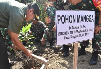 Tanam pohon secara simbolis 