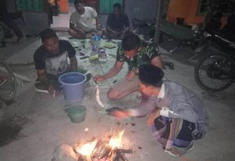 Keakraban warga dan Satgas  tidak hanya dalam pekerjaan saja