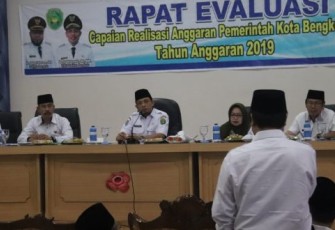 Waki Wali Kota Bengkulu Dedy Wahyudi Pimpin Rapat Evaluasi 