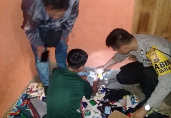 Bribka Budi Suhendra saat memeriksa barang bukti
