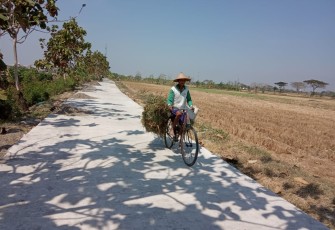 Mbah Suparman Pencari Rumput Asal Dukuh Prigi Menatap Jalan TMMD ke 105