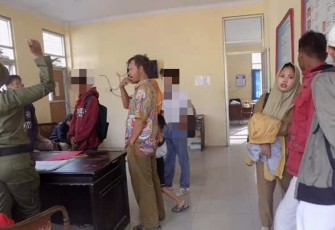 Satpol PP saat memberikan Arahan dan Bimbingan Bagi pelajar yang terjaring Operasi (foto dok. Sam)