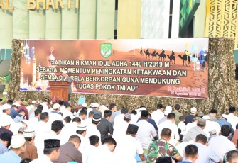 Sholat Idul Adha Di Lapangan Makodam Jaya