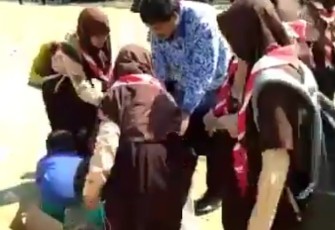 Anggota Pramuka turut membantu Syamsul Huda membersihkan Sampah Usai  Upacara HUT RI
