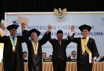 Gubernur Bengkulu Didaulat Sematkan Pin Kagama Pada Lulusan Terbaik UGM