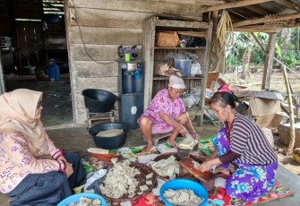 Pedagang Kerupuk Jangek Menyumbangkan Kerupuk Untuk Jumat Berkah 