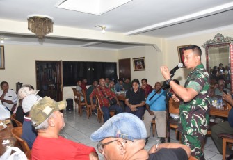 Dandim saat bersilahturahim dan berdialog dengan warga Papua di Jakarta