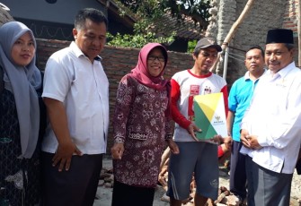  Bupati Tegal Umi Azizah Berikan Bantuan Kepada Muhammad Najib Warga Desa Begawat Kecamatan Bumijawa Korban Kebakaran 