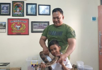 Yuda tengah mengajarkan berinteraksi dengan binatang peliharaannya