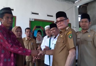 Asisten I Setda Bengkulu Selatan Yunizar Hasan Hadir Dalam Pemberian Kunci Secara Simbolis Dalam Program Bedah Rumah  