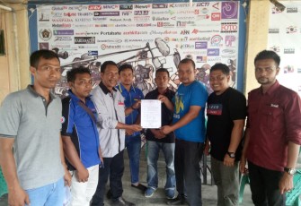 Pengurus DPW PWA Banda Aceh dan Abdya berpose bersama Ketua Umum PWA Pusat Maimun Asnawi S.Hi M.Kom.I didampingi Ketua Harian Armiadi AM SE usai penyerahan SK kepengurusan di Setber Jurnalis Aceh di Banda aceh.