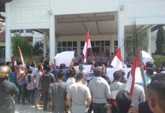 Massa saat berunjuk rasa di depan Kantor DPRK Aceh Singkil