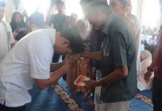 Wakil Wali Kota Bengkulu Dedy Wahyudi  Serahkan Jadup Untuk 70 Lansia