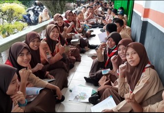 Para siswa SMPN 1 saat sedang membaca