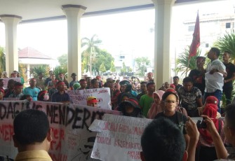 Saat para pedagang berunjuk rasa