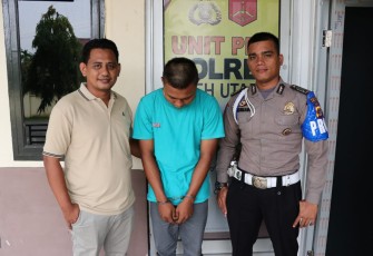 Pelaku pencabulan (tengah) saat diamankan