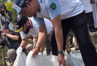 Wali Kota Bengkulu Helmi Hasan Dan Kadis DKP Kota Bengkulu Syafriandi Tebar Benih 1 Juta Ikan Lele