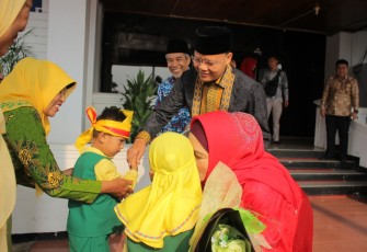 Gubernur Bengkulu Rohidin Mersyah Beserta Istri Derta Wahyulin 