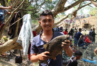 Serunya Lomba Mancing di Kali Beber