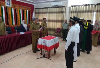 Sekda Aceh Singkil Drs.Azmi melantik 3 Pejabat eselon III jajaran Pemkab setempat.