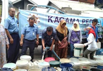 Anggota Kagama di Berbagai Daerah Distribusikan Air Bersih Untuk Cikendung