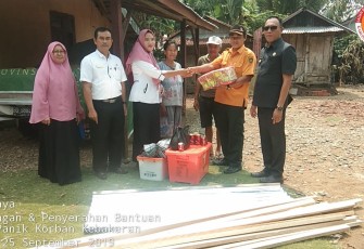 Kepala Pelaksana BPBD Bengkulu Selatan Yarusdi Salurkan Bantuan Pada Dua Korban Kebakaran 