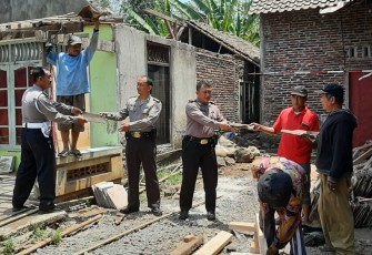 Jajaran Polsek Gringsing Lakukan Bedah Rumah Bersama Warga 