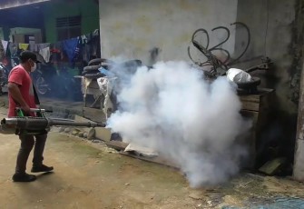 Pihak Dinas Kesehatan Aceh Singkil ketika melakukan fogging kerumah warga setempat.