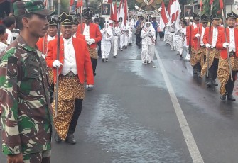 Sertu Junaidi Ikut Semarakkan Kirab Budaya di Kelurahan Binaannya.