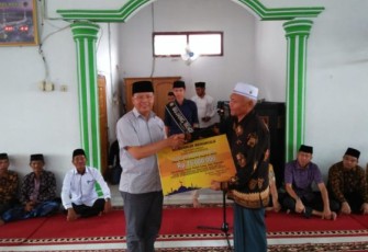 Gubernur Bengkulu Rohidin Mersyah Salurkan Bantuan 